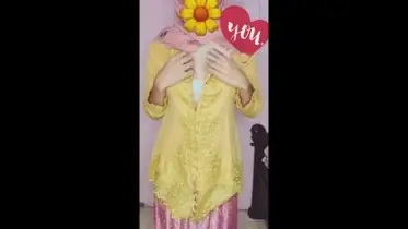 Ukhti Kebaya Pink Tampil Beda Depan Layar Kaca